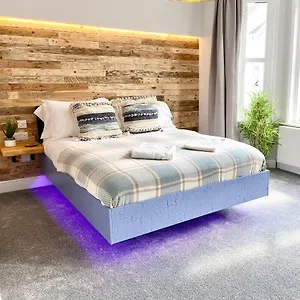 Coastline Retreats - Cloud9: Seafront Ensuite With Netflix Guest house
